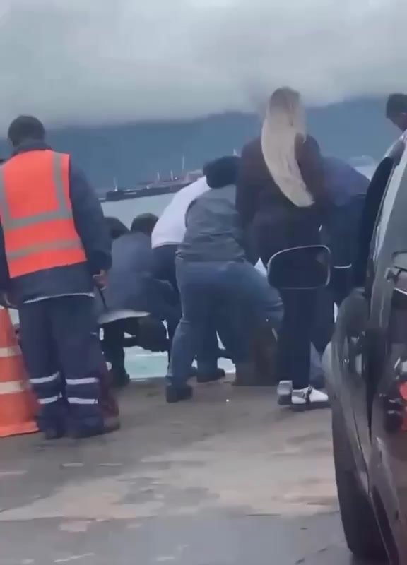 Uma mulher perdeu o controle da motocicleta e acabou deixando o veículo cair no
