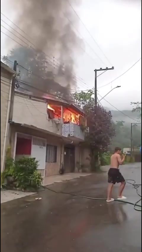 Incêndio destrói casa em Ubatuba sem vítimas ou causas