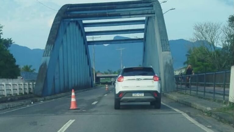 Bloqueios na Rio-Santos pioram trânsito em Caraguatatuba