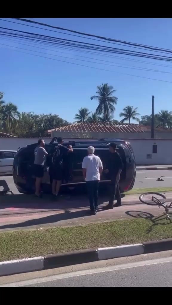 ACIDENTE EM ILHABELA: COLISÃO ENTRE VEÍCULOS TERMINA COM CAPOTAMENTO NA BARRA VE
