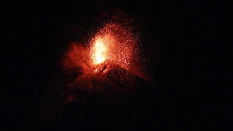 Vulcão Fuego força evacuação de 1.699 pessoas
