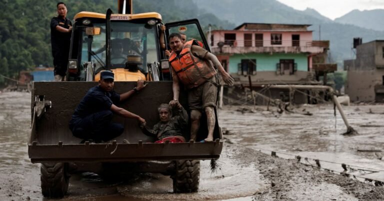 Mortes nas enchentes do Nepal atingem