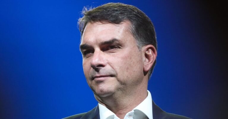 Flávio Bolsonaro estreia rádio e critica Lula