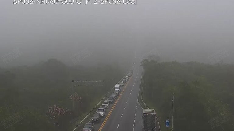 Acidente e neblina causam lentidão em Mogi e Bertioga