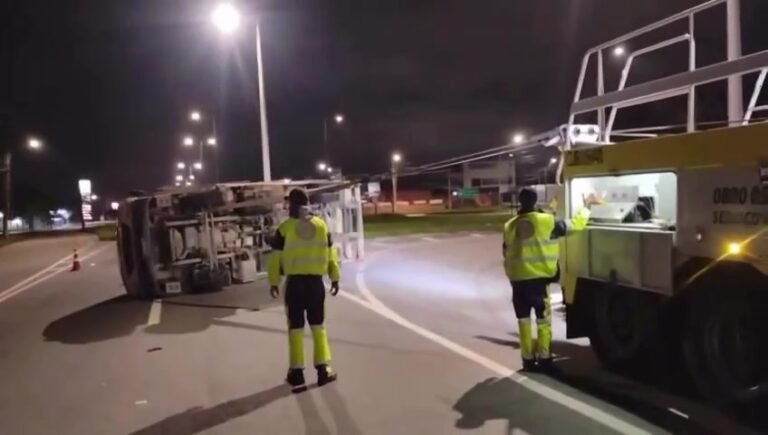 Caminhão tomba com cerveja no Contorno e bloqueia faixa