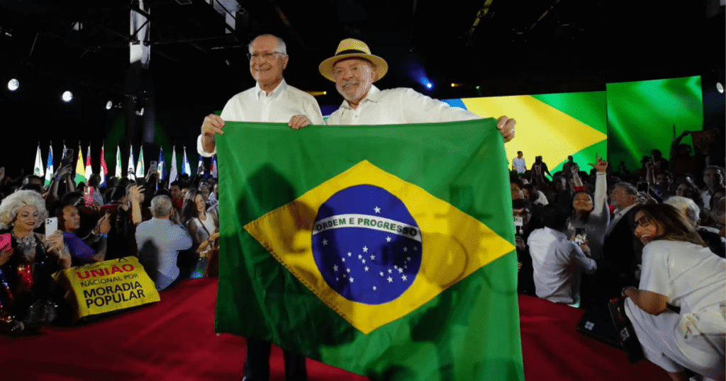 Lula lança candidatura e enfatiza defesa nacional