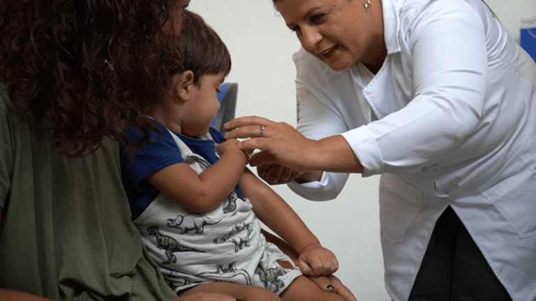 Ilhabela mobiliza Dia D para atualizar cadernetas de vacinação