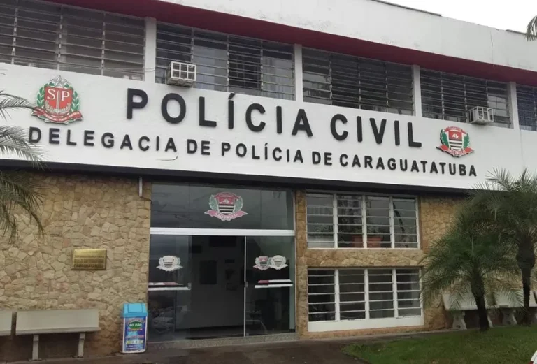 Mulher morre ao pular de carro em Caraguatatuba