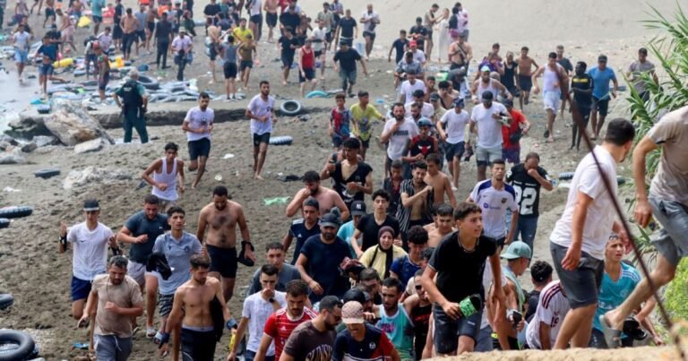 Migrantes permanecem em Ceuta e pais temem escolas