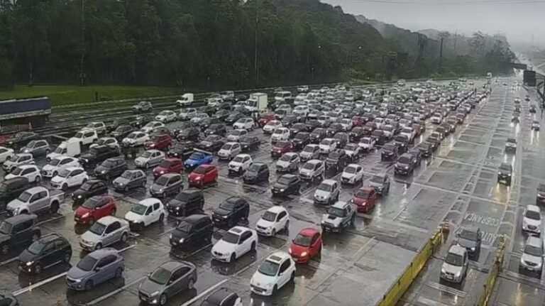 Neblina e chuva atrapalham 1,2 milhão de veículos