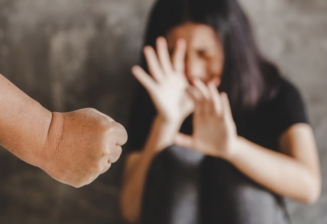 *POLÍCIA MILITAR PRENDE PRENDE UM HOMEM POR VIOLÊNCIA DOMÉSTICA