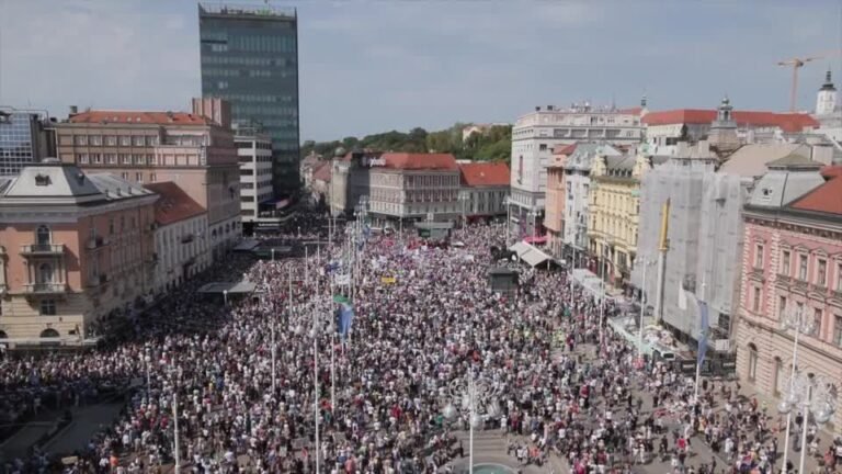 Milhares protestam contra resíduos em Zagreb