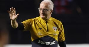 Dorival justifica reserva de Calleri e tática