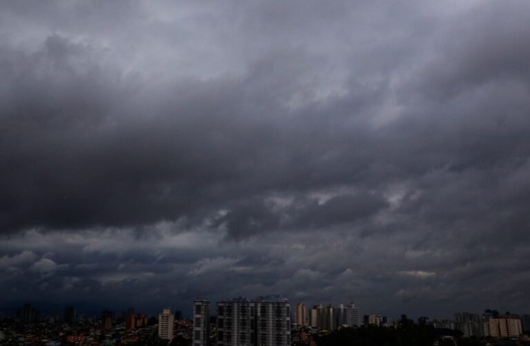 Tempestades com ventos de 100 km/h atingem 10 estados