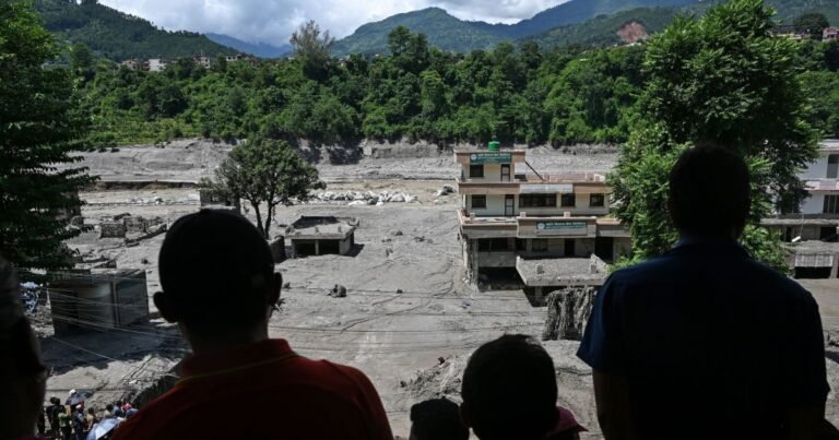 China recupera 12 corpos em fronteira após deslizamento