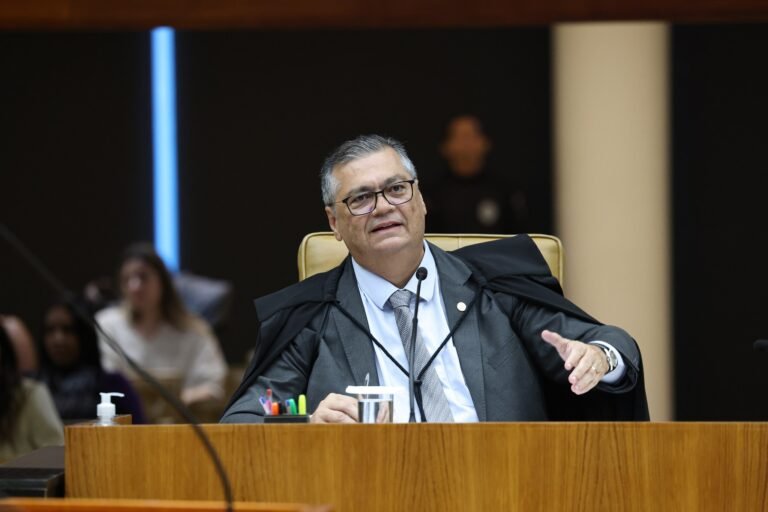 Dino critica crise no STF e questiona inquéritos