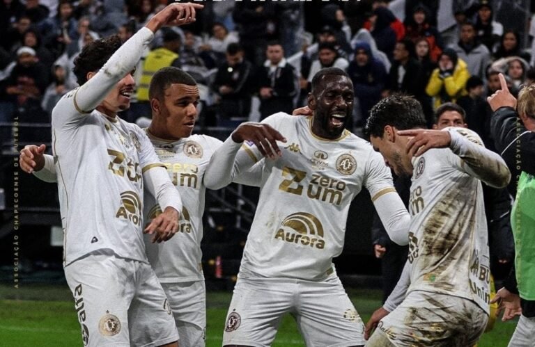 Chapecoense vira e vence Corinthians na Neo Química