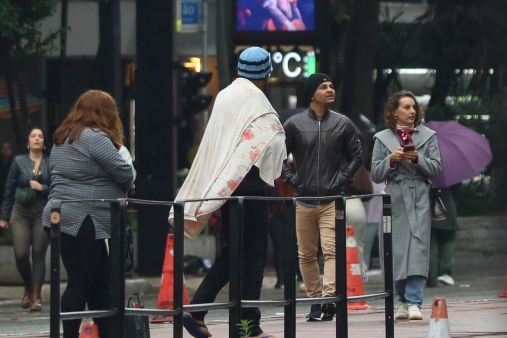 Frio persiste no feriado, sobe terça-feira