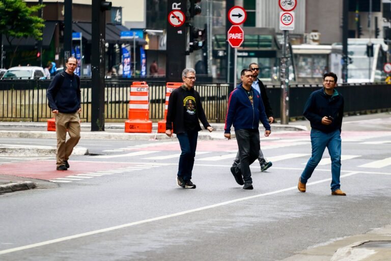 Zema realiza ato solitário na Paulista