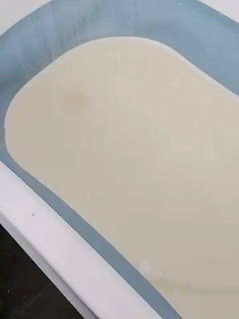 Água turva e marrom preocupa moradores no Golfinho