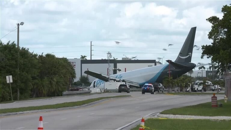 Boeing 767 colide com veículos em Miami