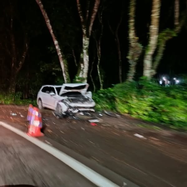 Buraco em curva de Maresias faz carros sair lateral