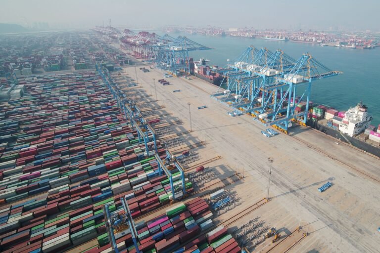 Incêndio em navio estrangeiro deixa vítimas em Qingdao