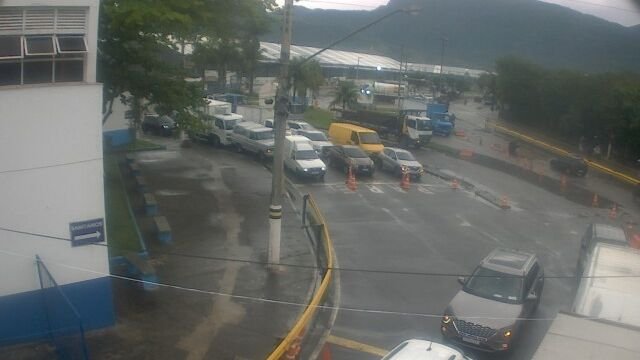 Maré baixa impede veículos pesados na balsa de Ilhabela
