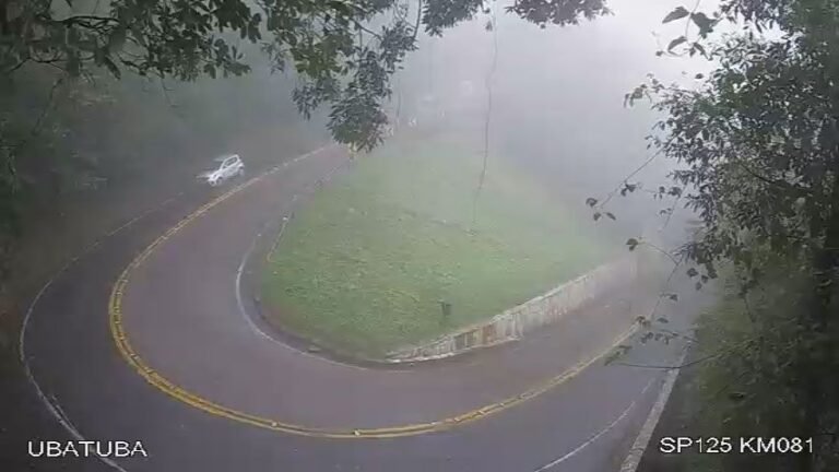Neblina reduz visibilidade na Rodovia Oswaldo Cruz