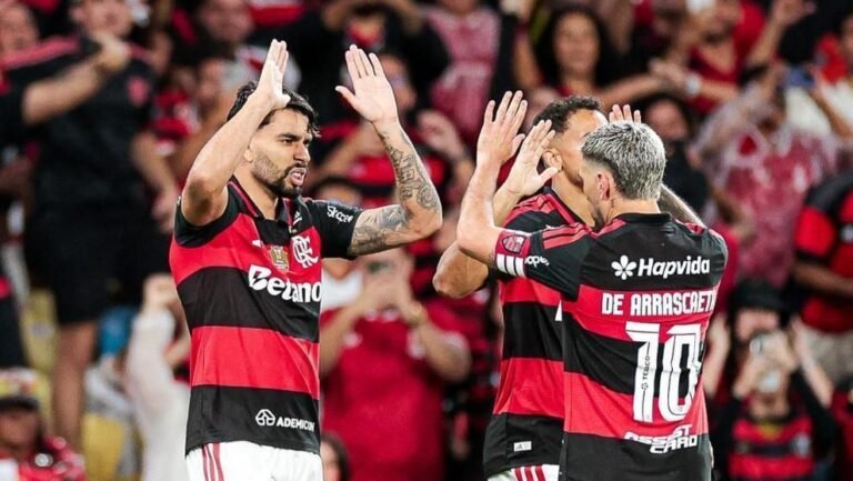 Flamengo vence Corinthians e retoma liderança