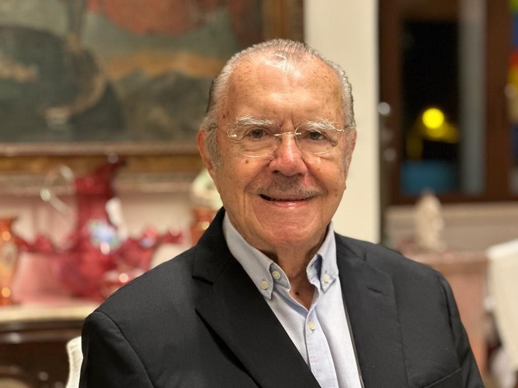 Ex-presidente Sarney é internado com pneumonia
