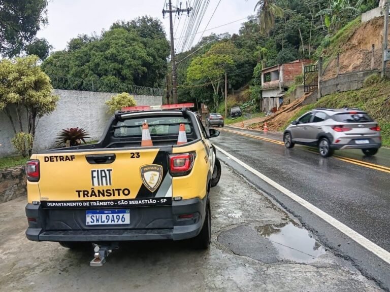 Pequeno deslizamento bloqueia trecho da SP-055