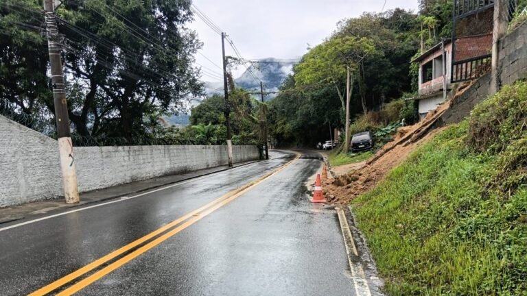 Deslizamento bloqueia trecho da Rio-Santos em São Sebastião