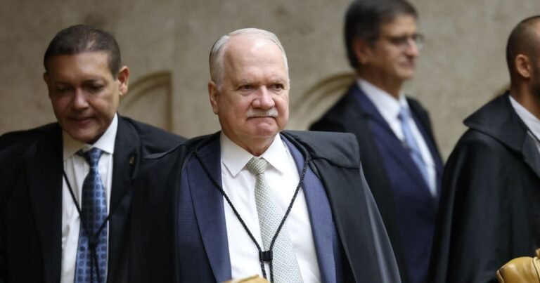 Novo pede Fachin reverter troca de relatoria
