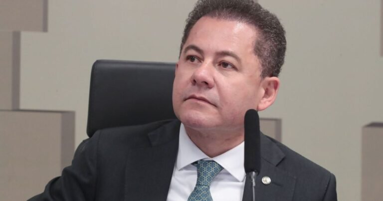 Polícia Federal cumpre mandados contra deputado Cezinha