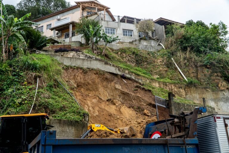 Defesa Civil alerta risco de deslizamento em São Sebastião