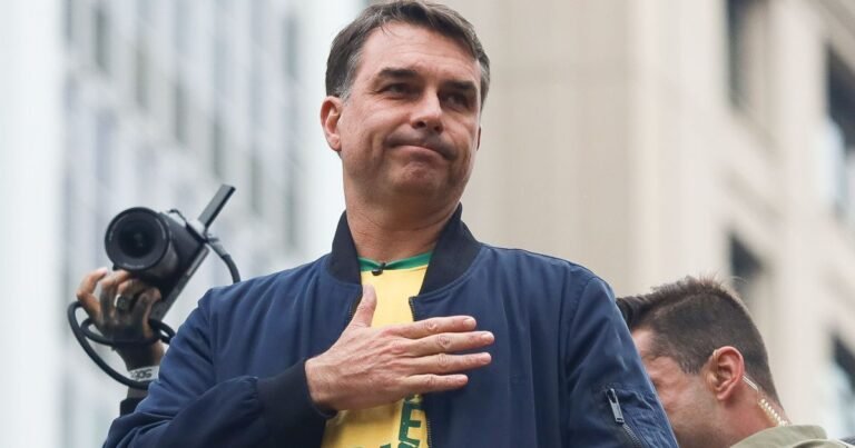 Flávio Bolsonaro acusa ministros de Lula de blindar Moraes