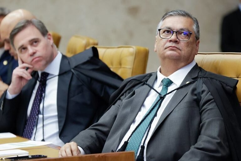 Dino pede vista e suspende julgamento de Moraes