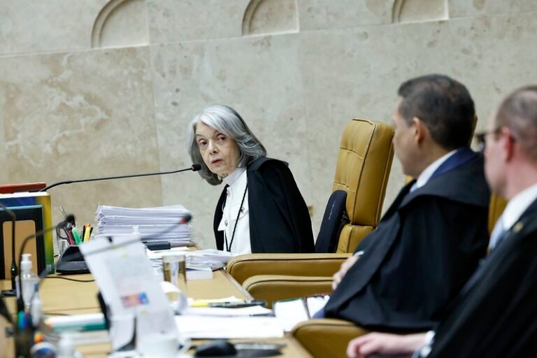 Cármen Lúcia lamenta descrença após voto dividido no STF