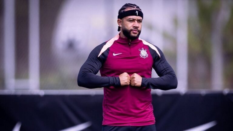 Corinthians protege Depay após dor no tornozelo