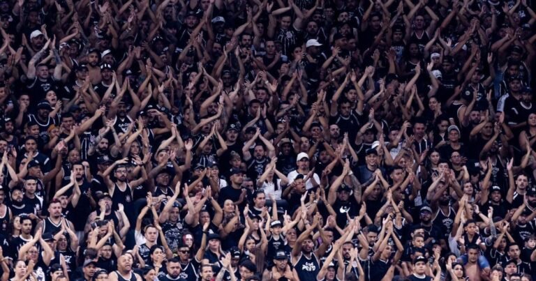 Torcida organizada do Corinthians encontra jogadores no CT