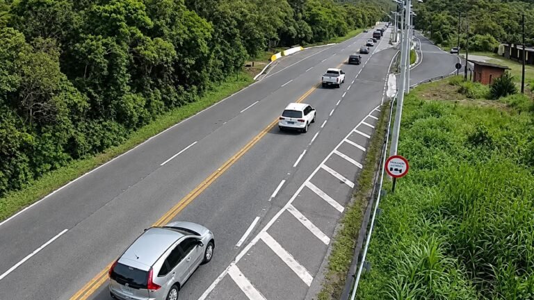 Tráfego normal e tempo nublado na subida de Mogi-Bertioga