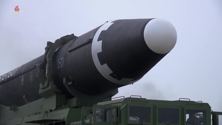 Coreia do Norte dispara míssil balístico no mar