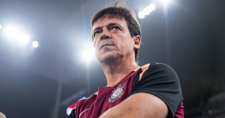 Corinthians mantém Diniz após apoio dos jogadores