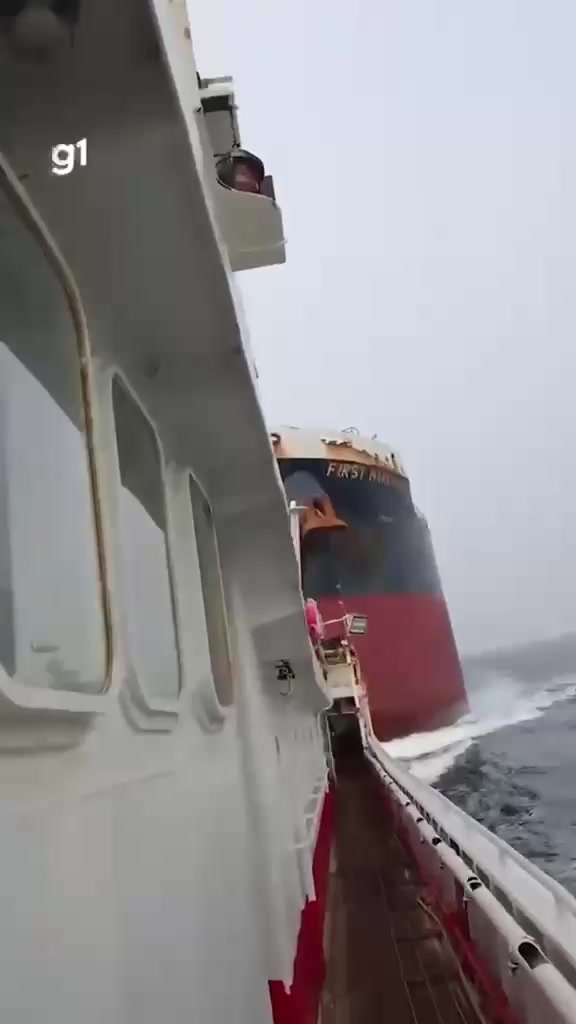 Estreito de Singapura: colisão em alto-mar entre navio cargueiro e barco de…