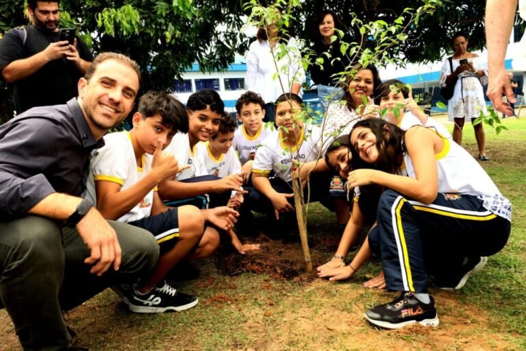 Caraguatatuba lança cartilha do Projeto Arborizar