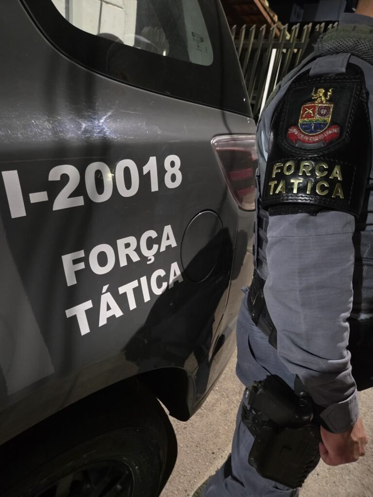 Equipe de Força Tática em patrulhamento pelo bairro Ipiranguinha