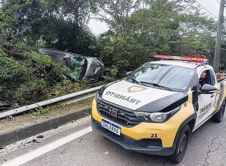 🚨 Carro capota na Curva do Guaecá e mobiliza