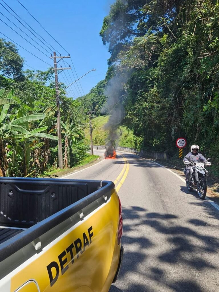 Veículo incendiado bloqueia trecho da Rio-Santos em Maresias