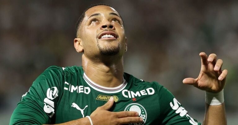 Abel pede alegria a Vitor Roque após empate
